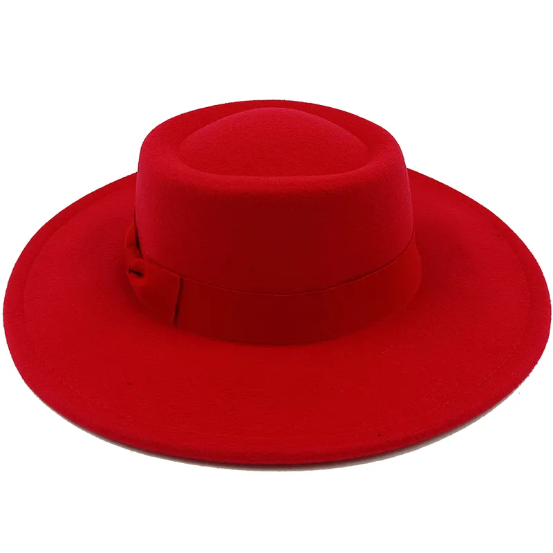 Chapeau fedora rouge vif sur un fond blanc minimaliste