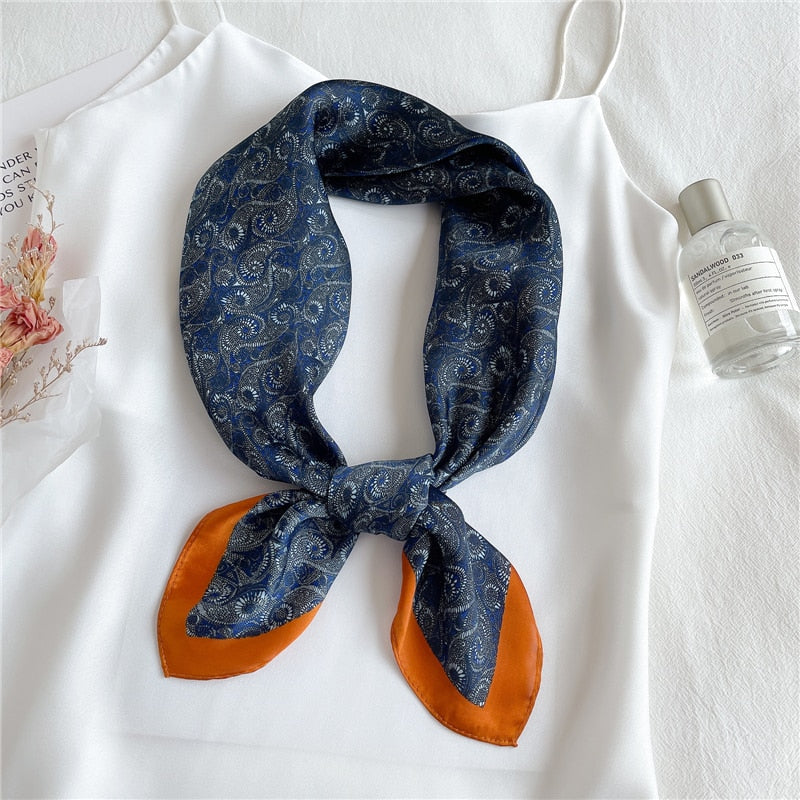 Foulard étendu à plat, révélant ses motifs et couleurs