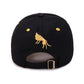 Gros plan sur la visière d'une casquette rouge, texture visible