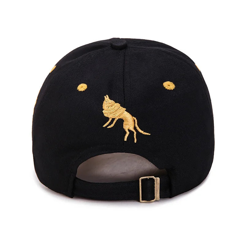 Gros plan sur la visière d'une casquette rouge, texture visible