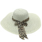 Chapeau de paille sur chaise longue, bord de piscine