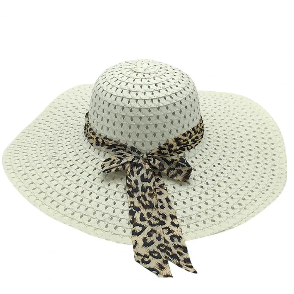 Chapeau de paille sur chaise longue, bord de piscine