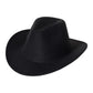 Chapeau cowboy avec bordure large posé sur une table