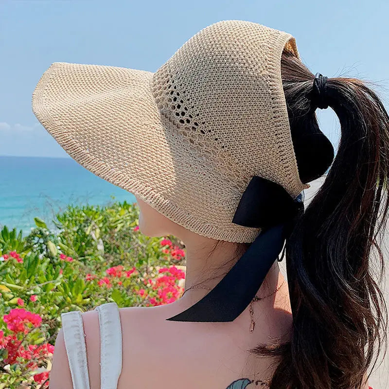 Chapeau de paille porté, soulignant son style décontracté
