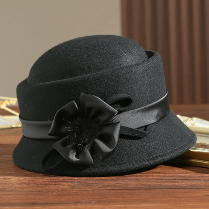 Chapeau cloche sur fond neutre, style rétro moderne