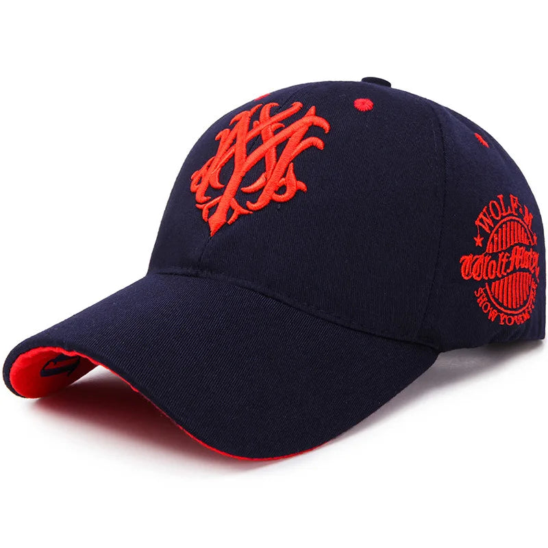 Casquette noire avec bande ajustable, posée sur un fond clair