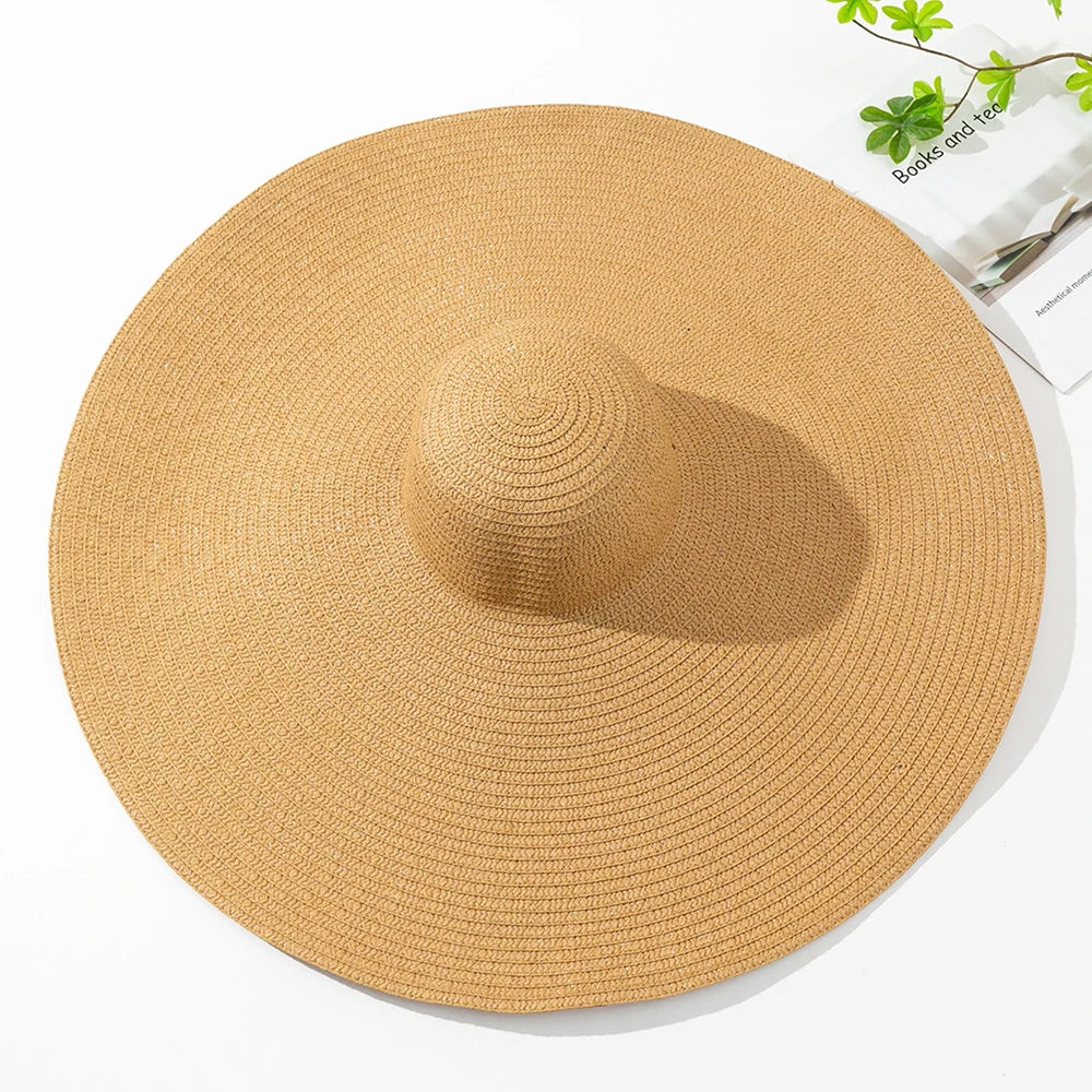 Chapeau de paille suspendu à un crochet, lumière naturelle