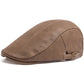 Béret en cuir posé sur une surface en bois
