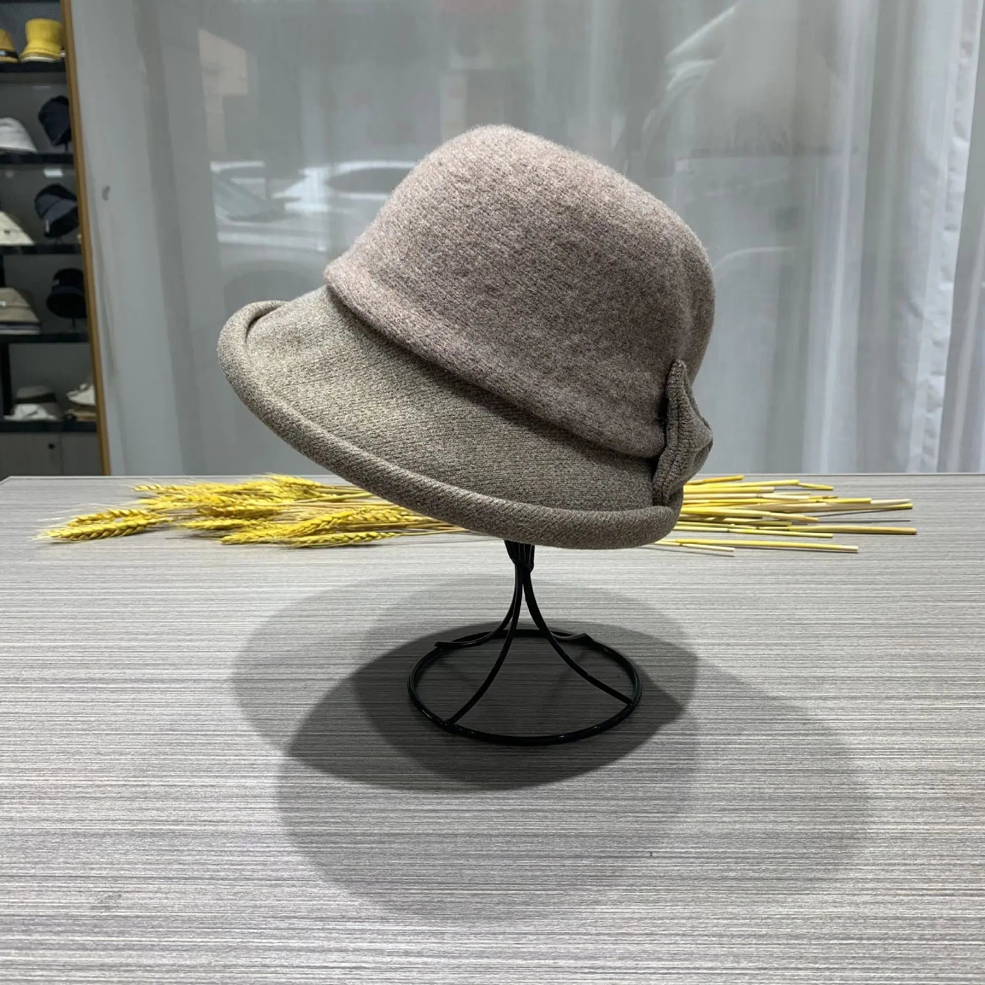 Chapeau cloche à motif floral, idéal pour un look vintage