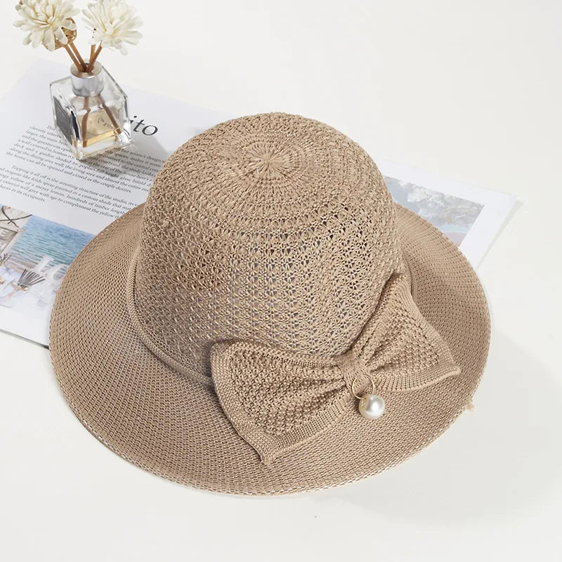 Détail du tressage fin d'un chapeau de paille clair