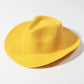Chapeau de paille sur fond de ciel bleu clair