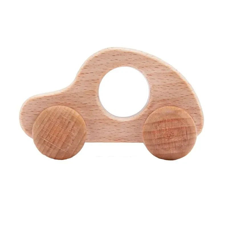 Voiture en bois posée à côté de cubes colorés