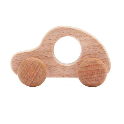 Voiture en bois posée à côté de cubes colorés