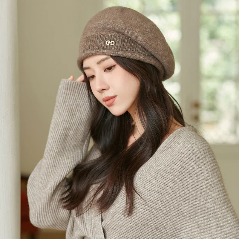 Femme portant un béret chic en extérieur