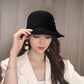 Vue de profil d'un chapeau cloche élégant sur mannequin