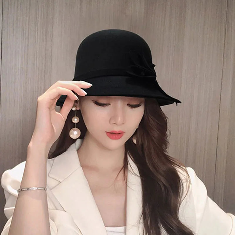 Vue de profil d'un chapeau cloche élégant sur mannequin
