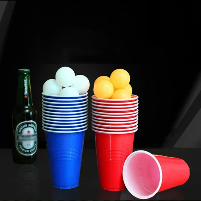 Vue de dessus de gobelets rouges alignés pour beer pong
