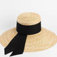 Détail du tissage respirant du chapeau de paille