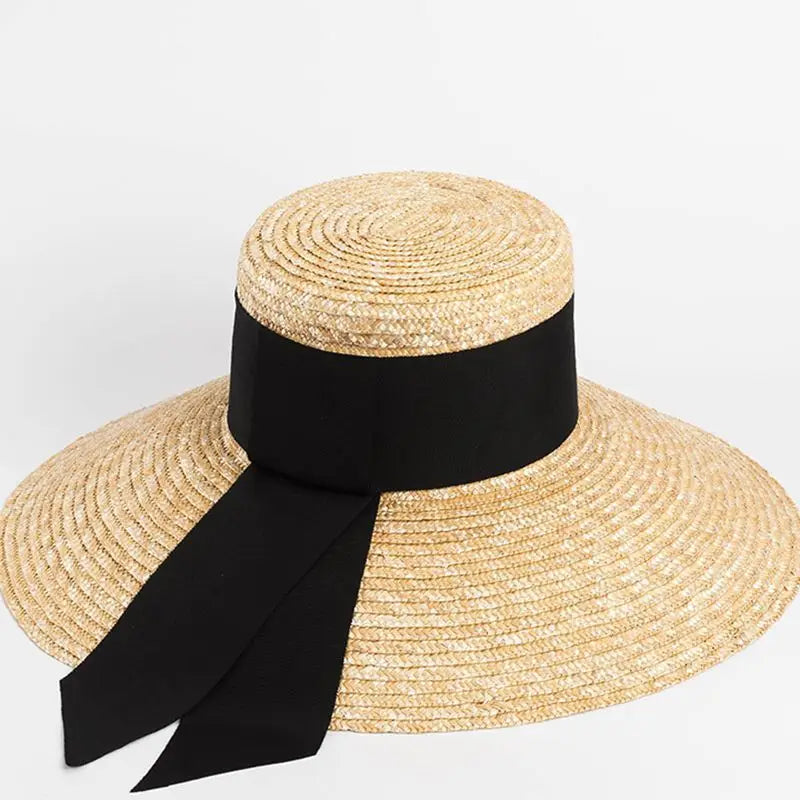 Détail du tissage respirant du chapeau de paille