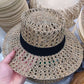 Détail du bord large et aéré du chapeau de paille
