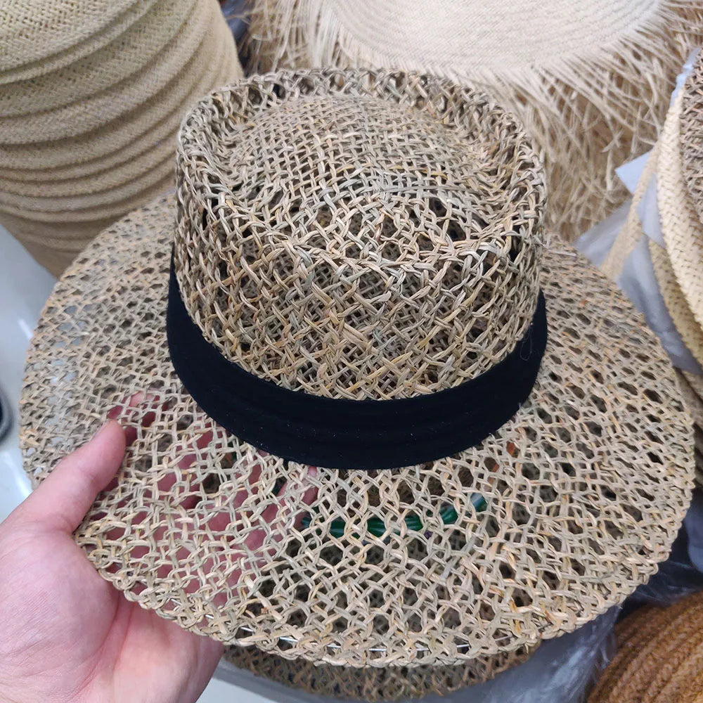 Détail du bord large et aéré du chapeau de paille