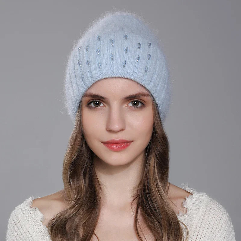 Détail des perles sur le bonnet, accentuant l'élégance