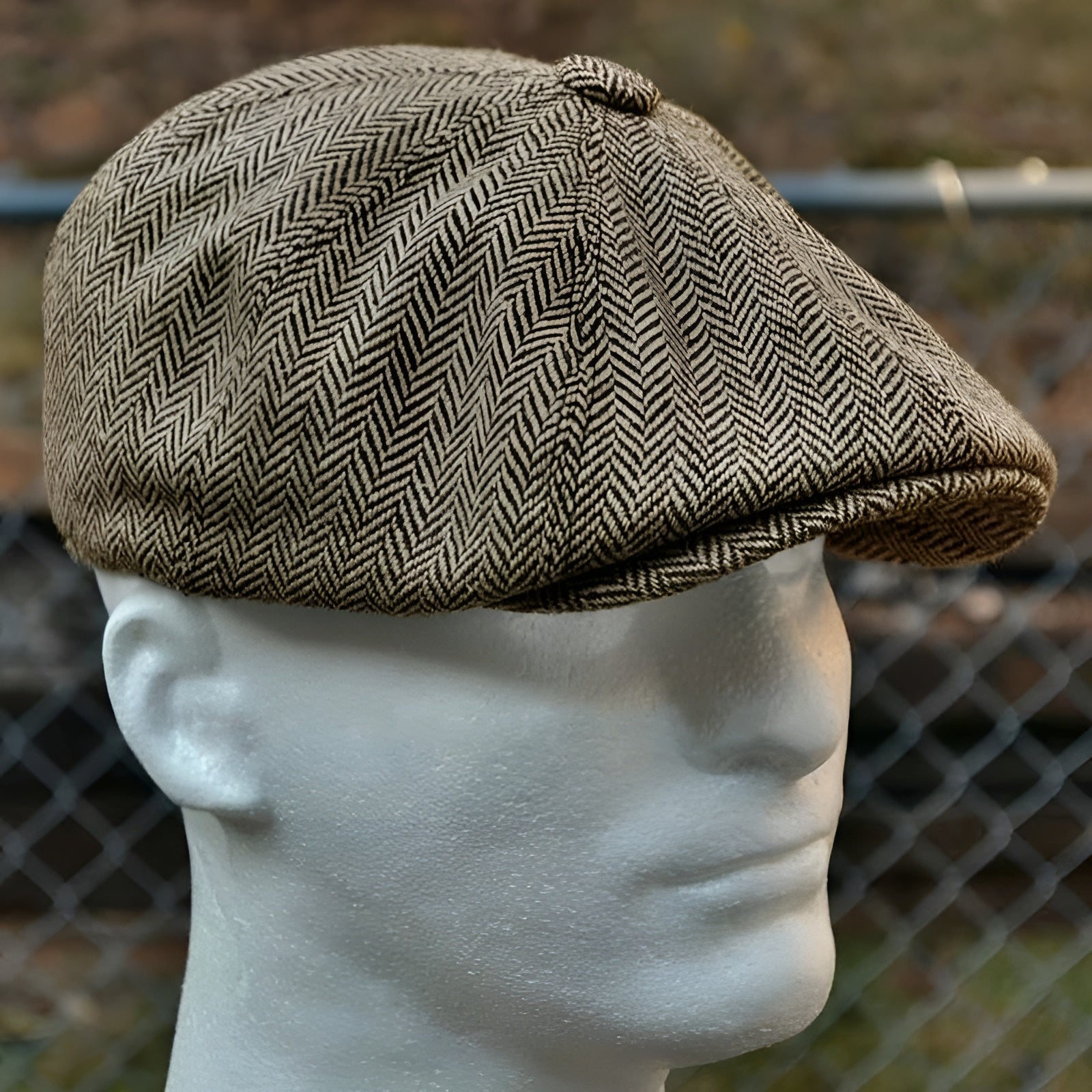 Homme portant un béret, arrière-plan urbain