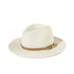 Chapeau Panama sur une étagère, lumière douce et ombre