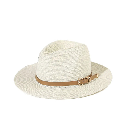 Chapeau Panama sur une étagère, lumière douce et ombre
