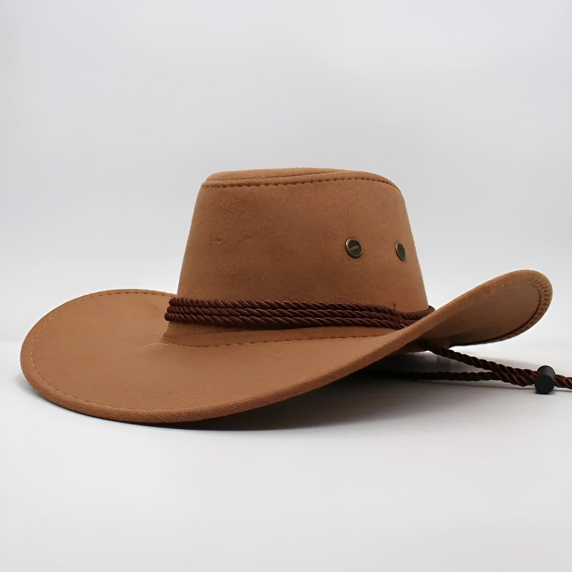 Chapeau cowboy posé sur une table en bois, éclairage naturel