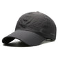 Casquette avec étiquette intérieure visible, détails de couture