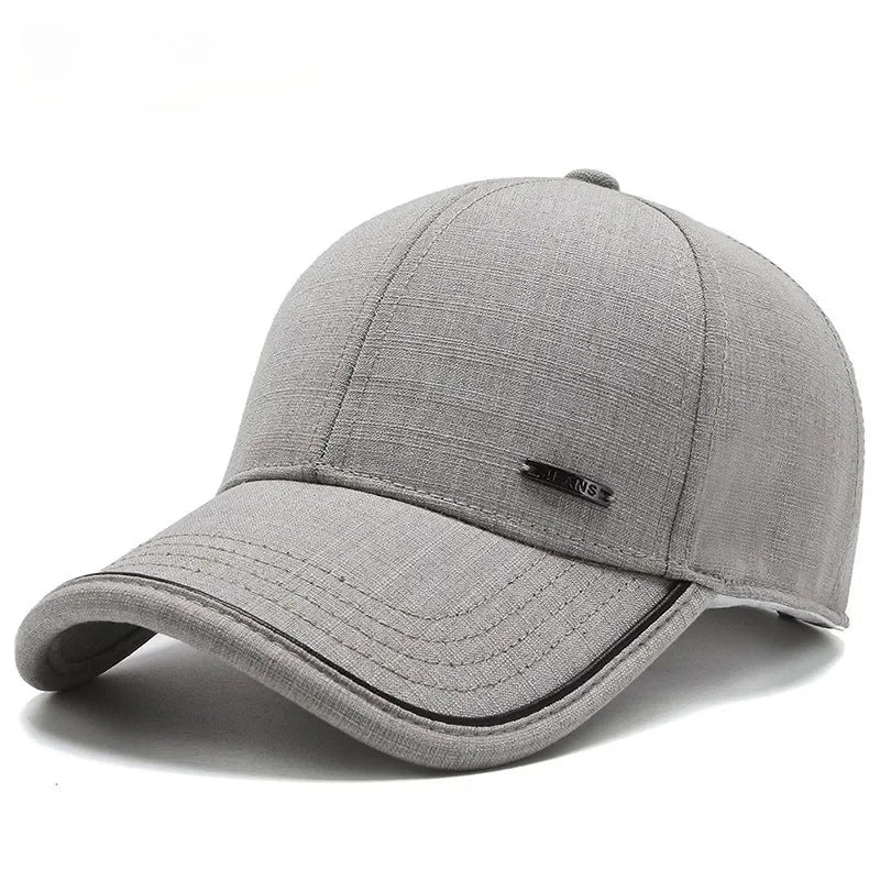 Casquette élégante posée sur une table en bois sombre