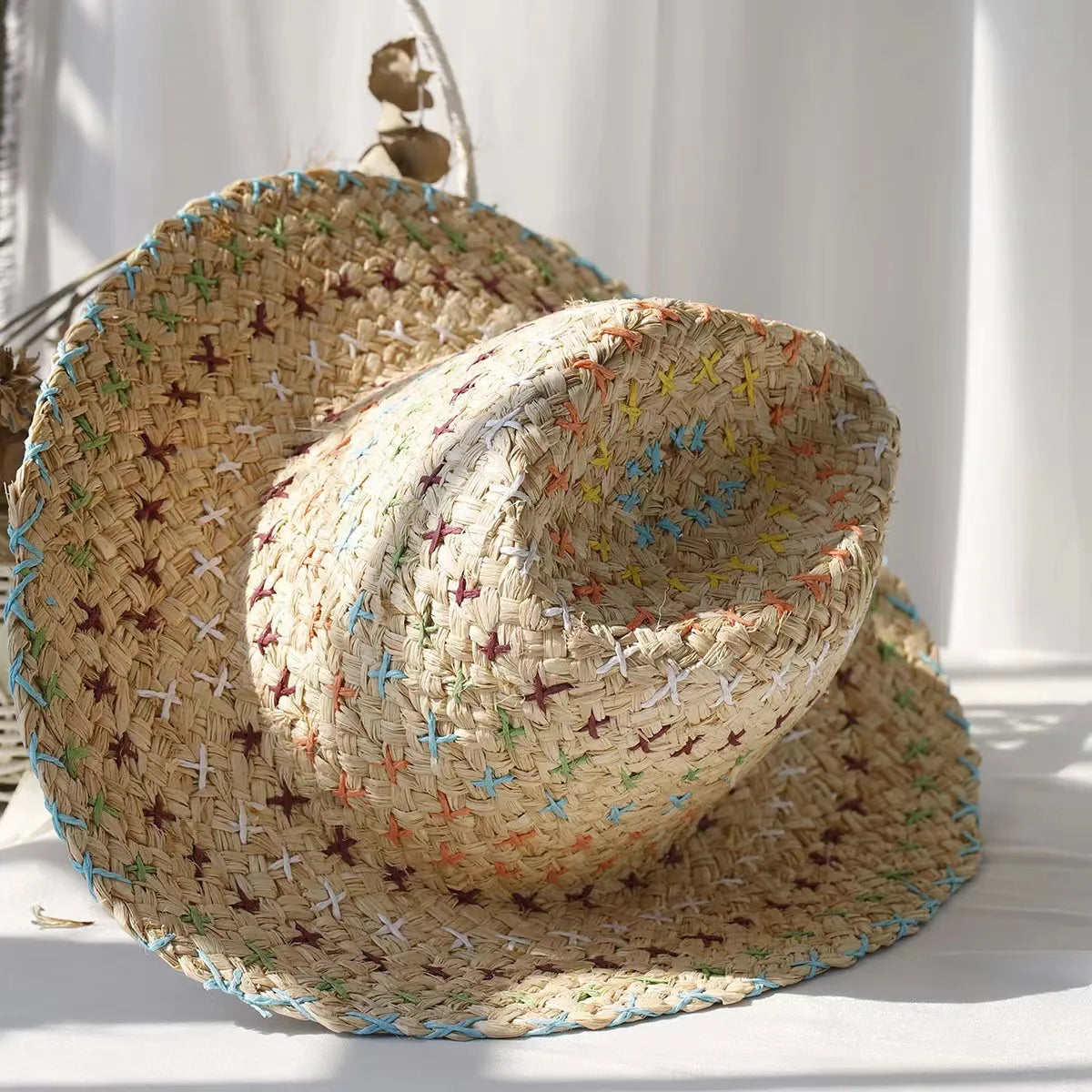 Chapeau bohème en paille, motif croix visible