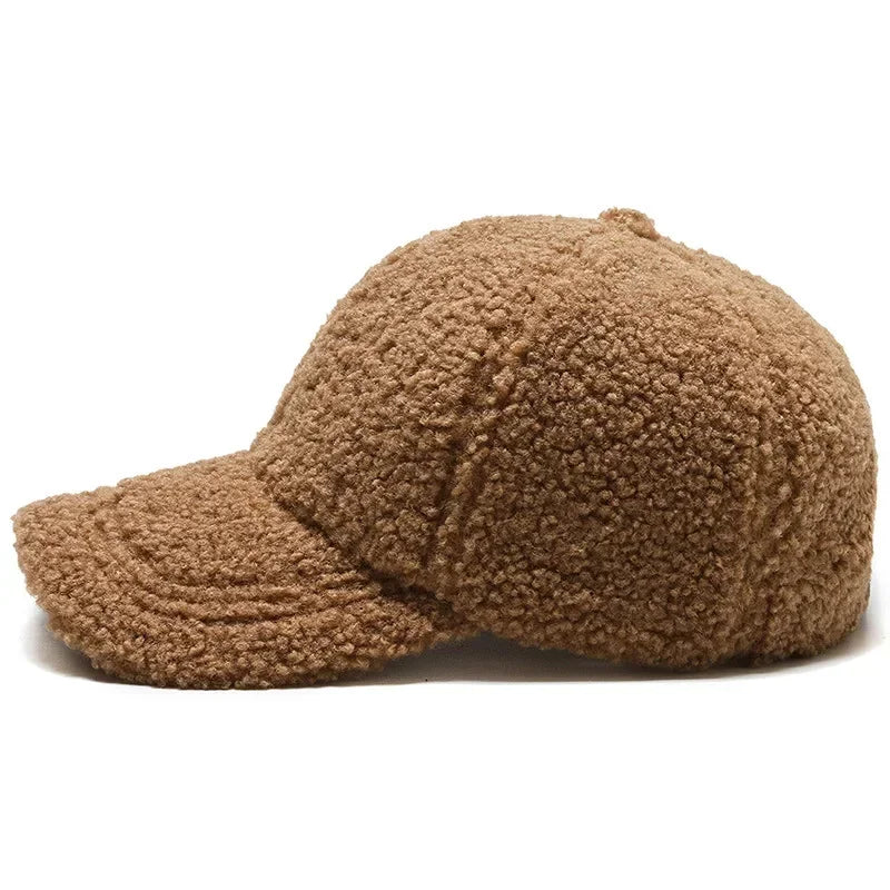 Gros plan sur la texture polaire d'une casquette beige