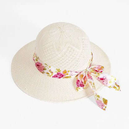 Chapeau de paille sur fond neutre, style intemporel