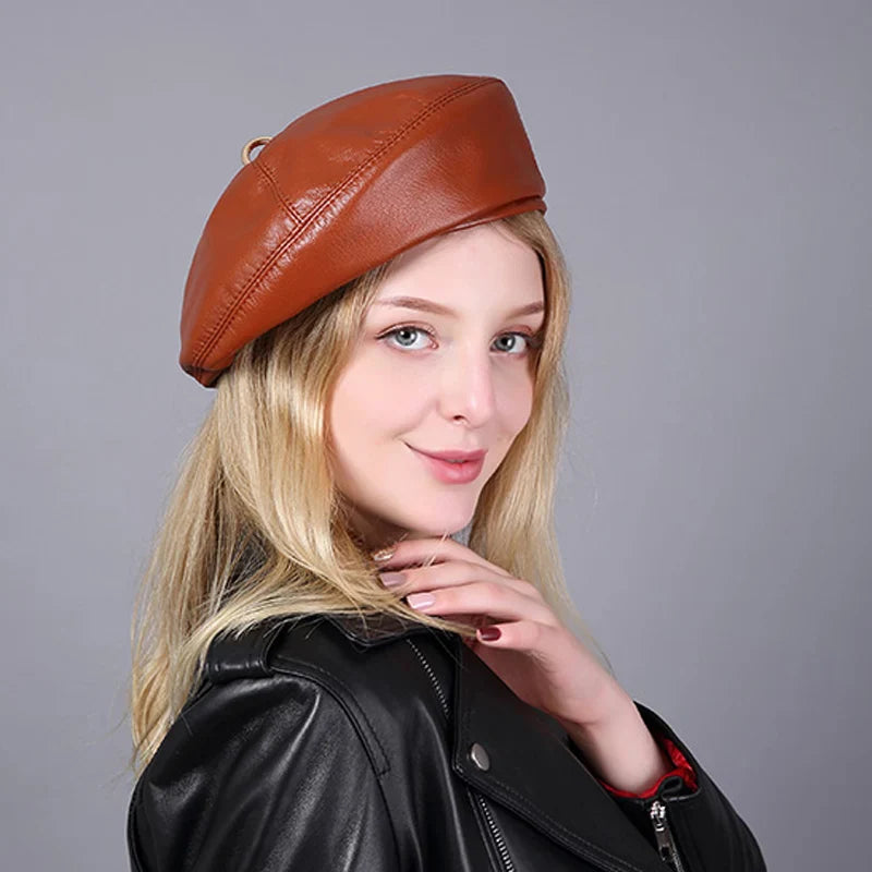 Femme souriante portant un béret en cuir, vue de face