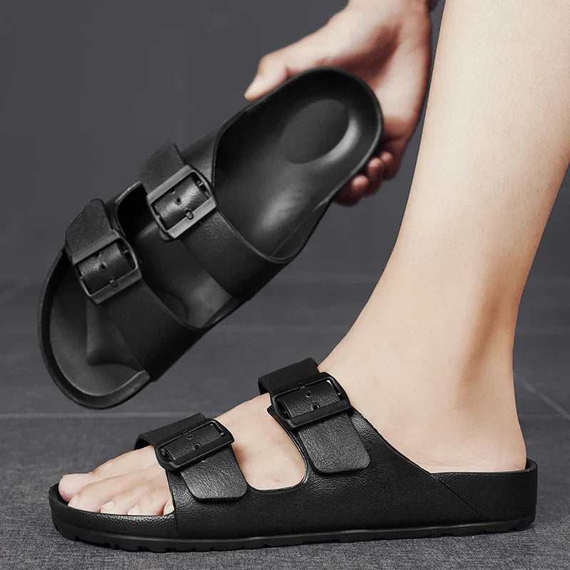 Détail des boucles ajustables sur les sandales