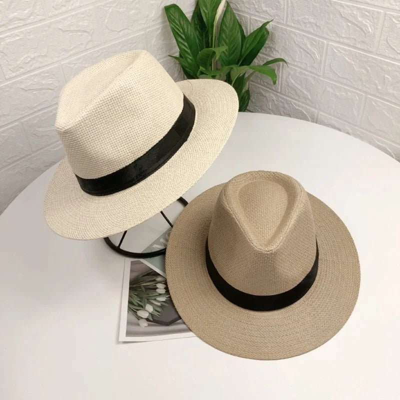 Chapeau Panama en paille posé sur une table en bois