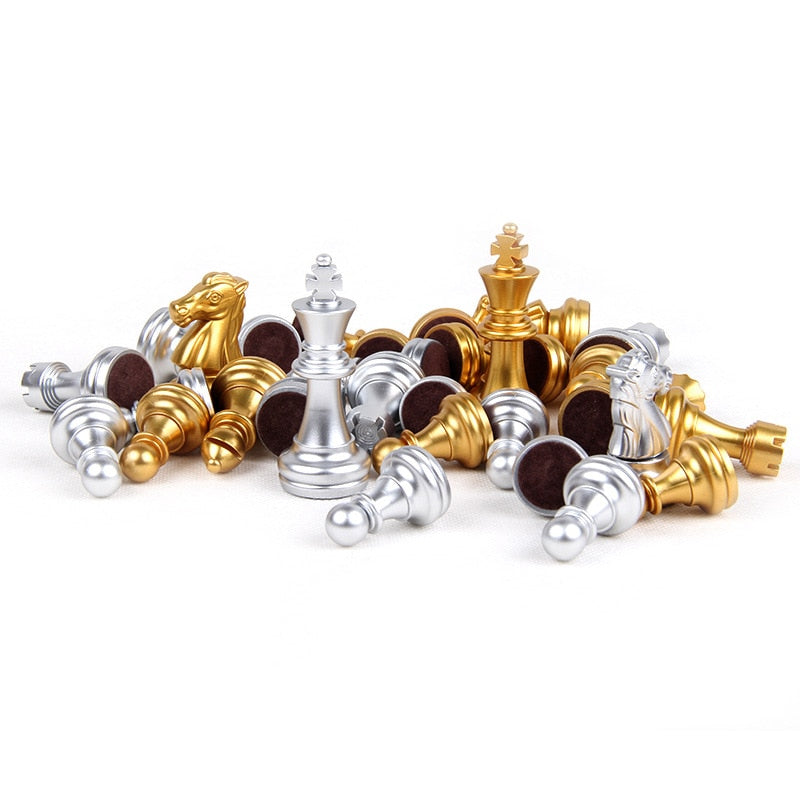 Ensemble complet de pièces d'échecs Staunton sur table