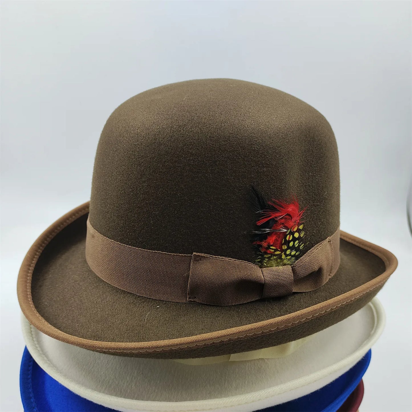 Chapeau melon avec texture feutrée sur fond neutre