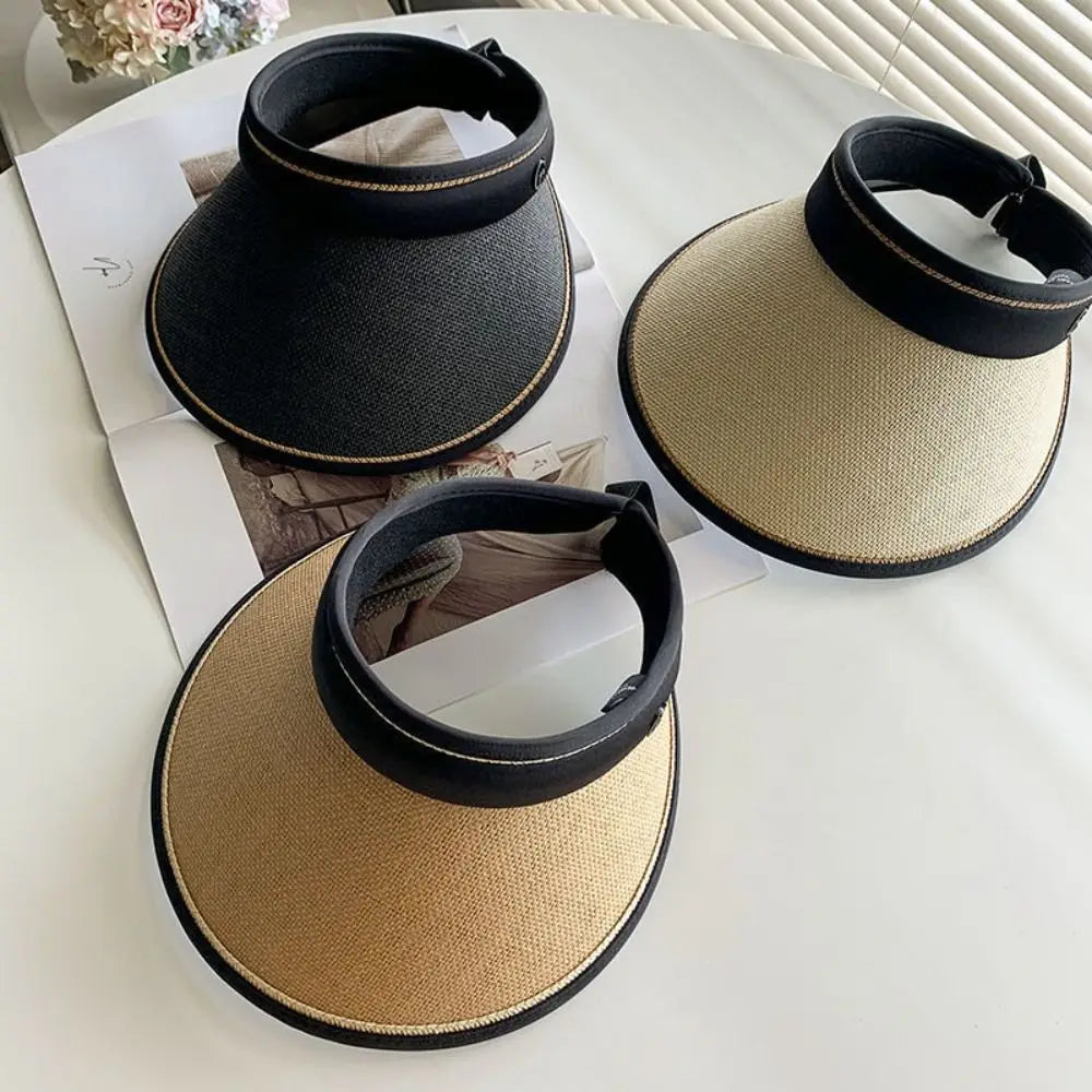 Vue de côté d'un chapeau de paille avec large bord