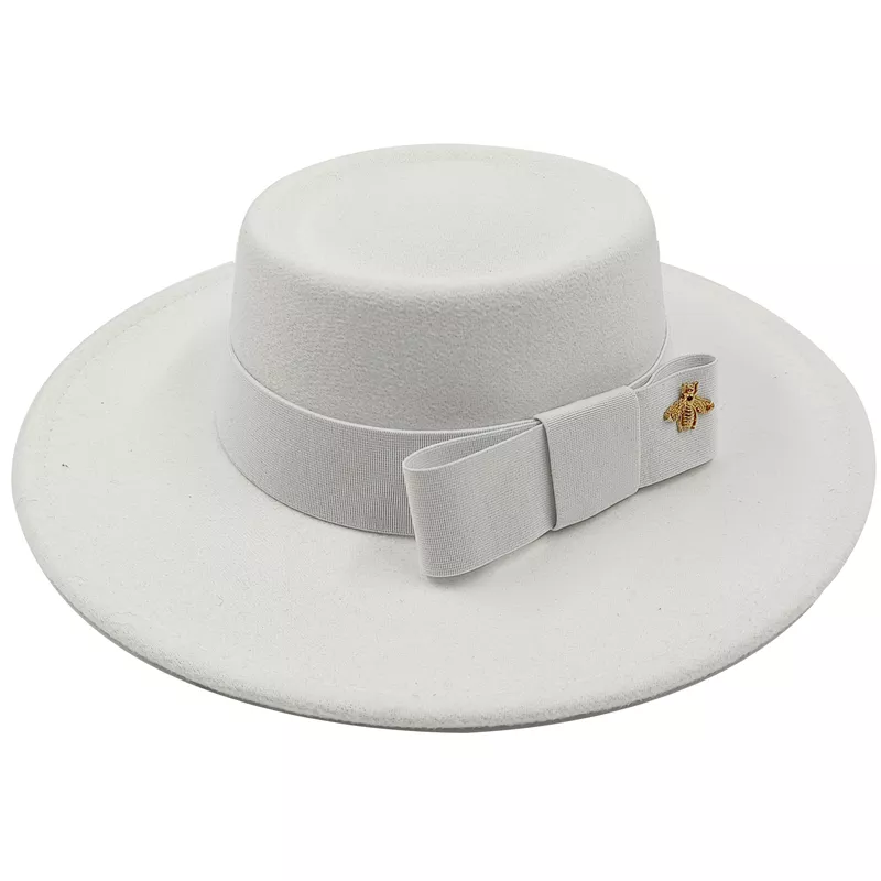 Vue rapprochée d'un nœud sur un chapeau beige