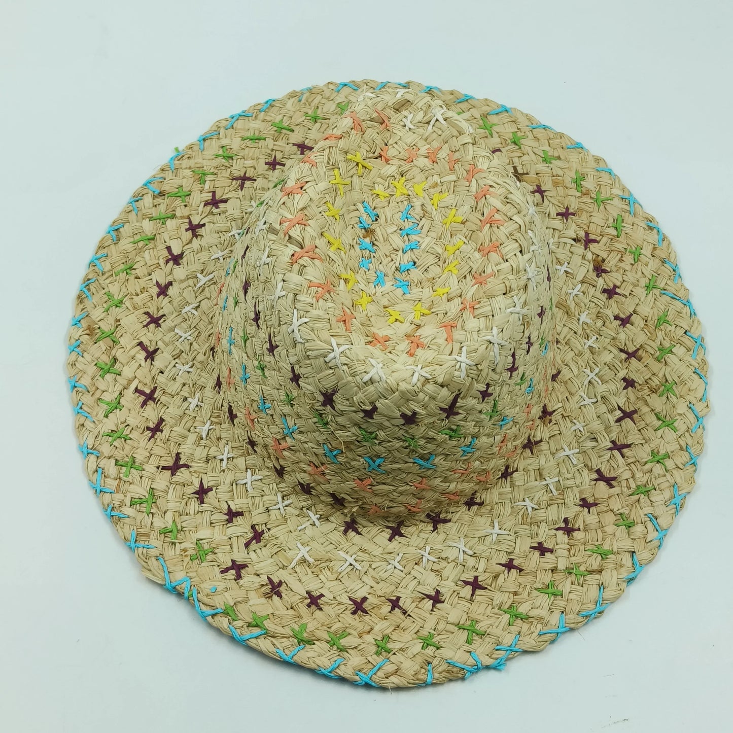 Chapeau souple avec broderies, idéal pour l'été