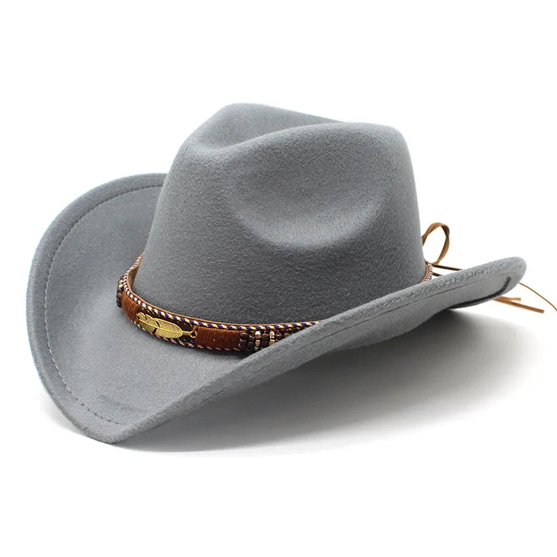 Chapeau cowboy avec ombre portée sur une surface claire