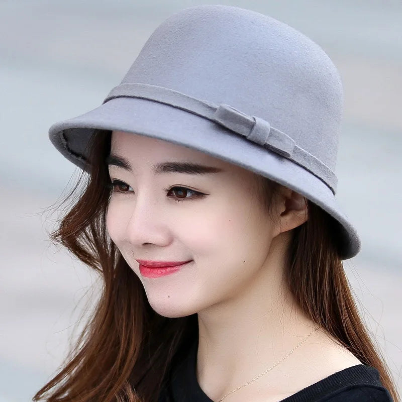 Chapeau cloche avec décoration florale, style raffiné