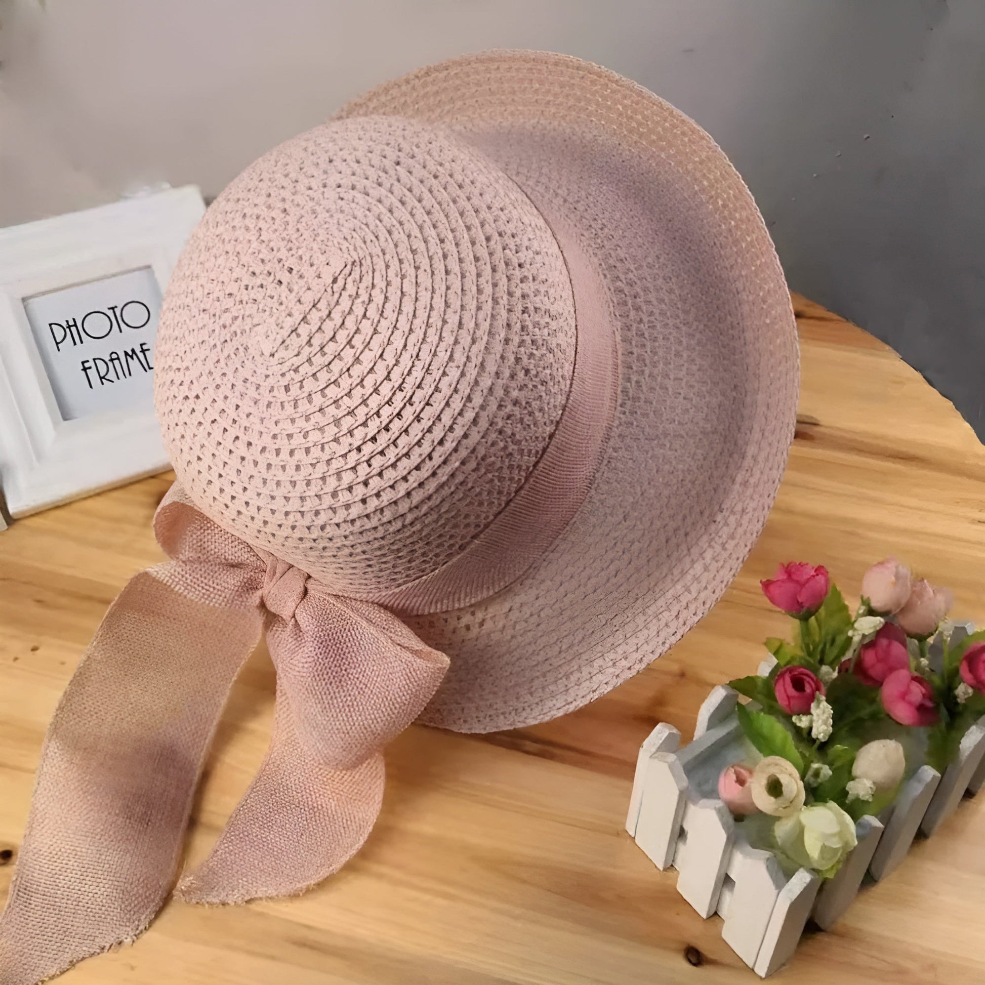 Vue de dessus d'un chapeau de paille, détails tressés