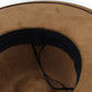 Chapeau Fedora marron en gros plan sur fond neutre