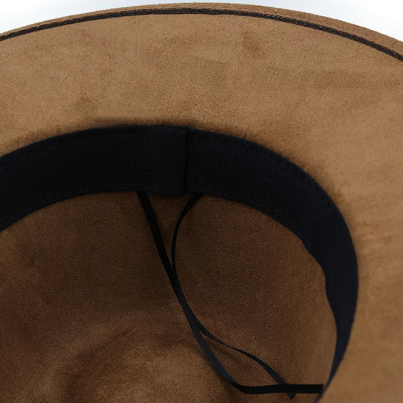 Chapeau Fedora marron en gros plan sur fond neutre