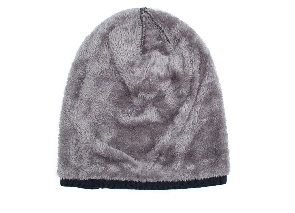 Bonnet doublé en polaire, insigne métallique visible