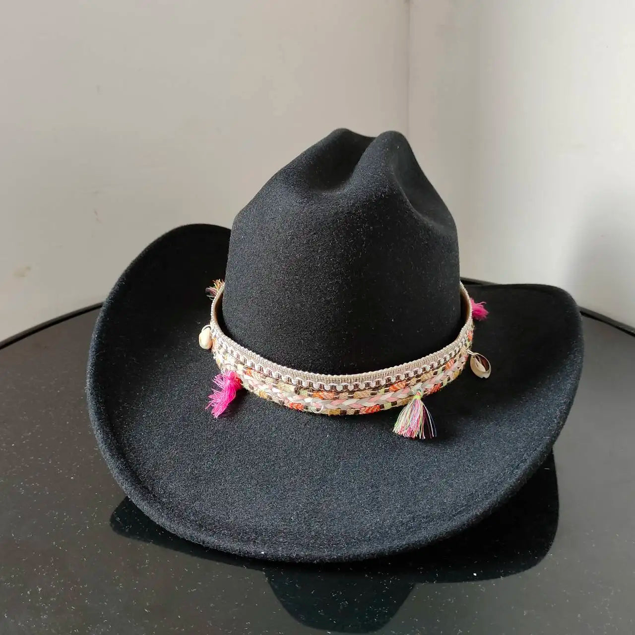 Chapeau cowboy avec ombre projetée au sol